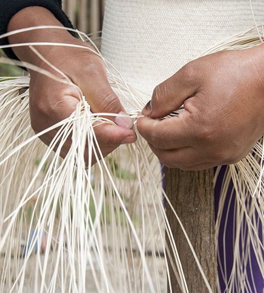 manos fabricando sombrero